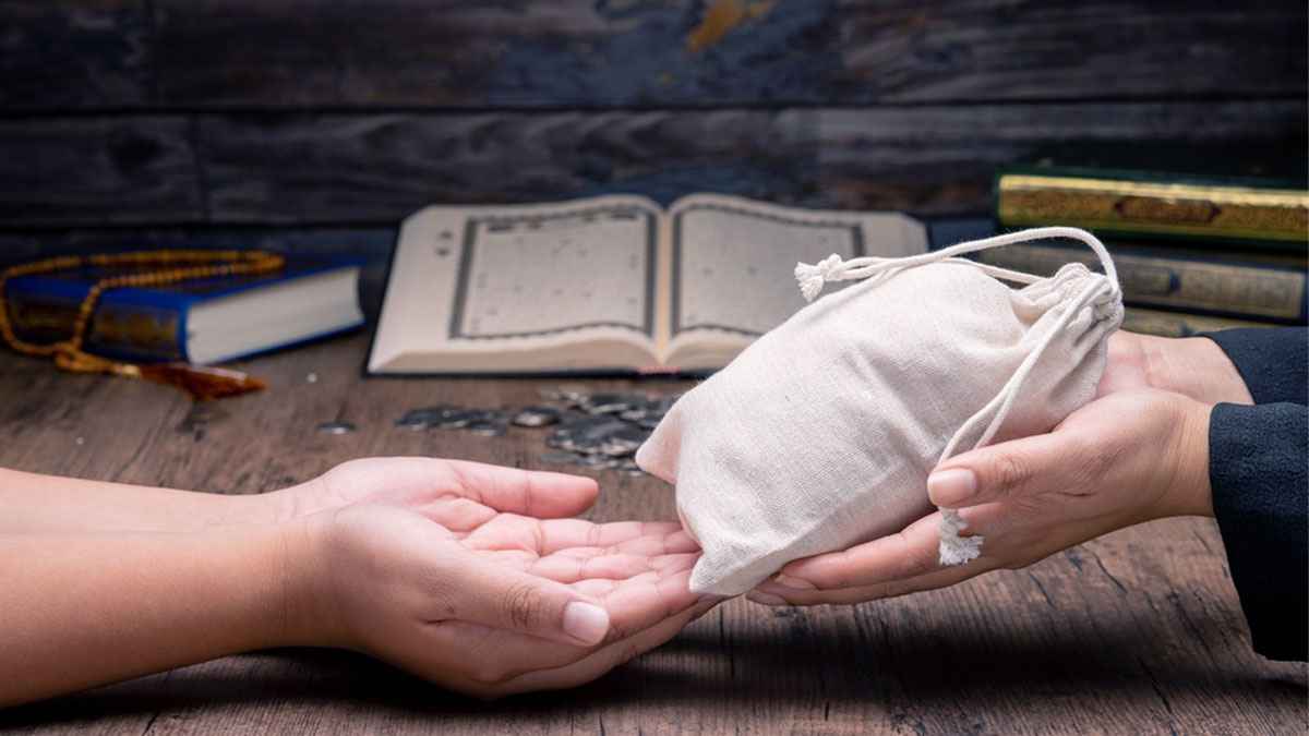 জাকাতের উপযুক্ত কারা? আত্মীয়-স্বজনদের জাকাত দেয়ার বিধান কী?