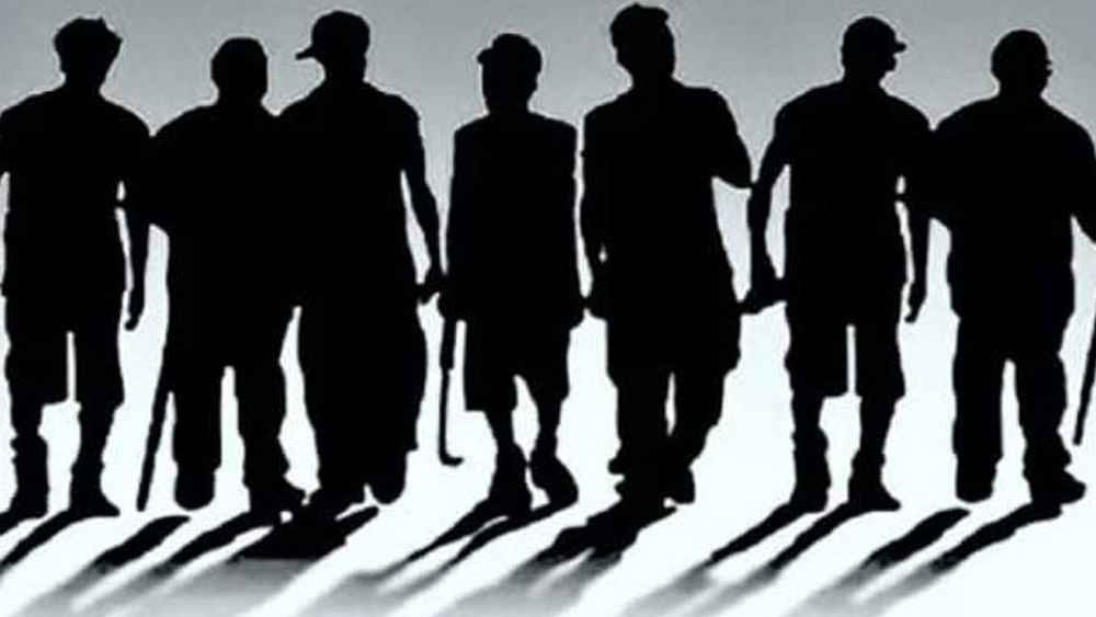 অস্ত্র ঠেকিয়ে যানবাহন আটকে ডাকাতি, কয়েক লাখ টাকা-মালামাল লুট