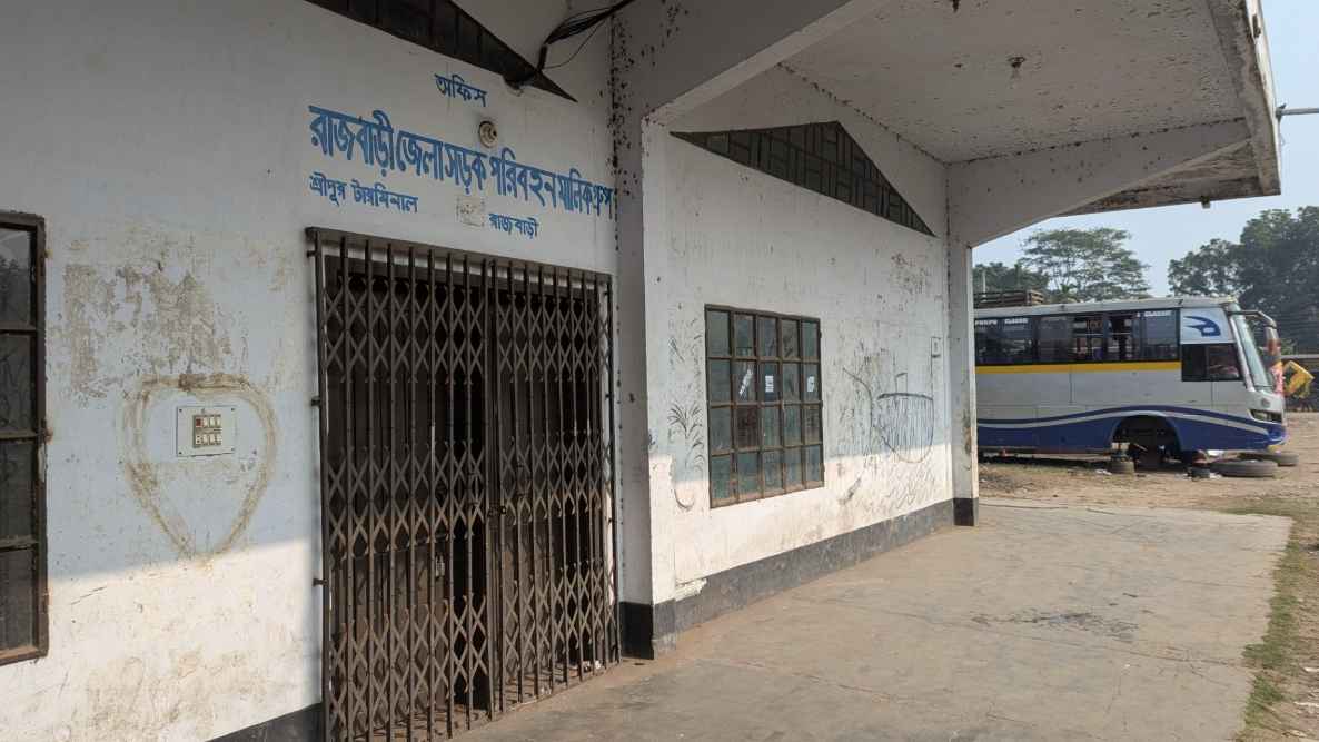 ৩০ বছরেও চালু হয়নি রাজবাড়ীর বাস টার্মিনাল, কোটি টাকার সম্পদ নষ্ট