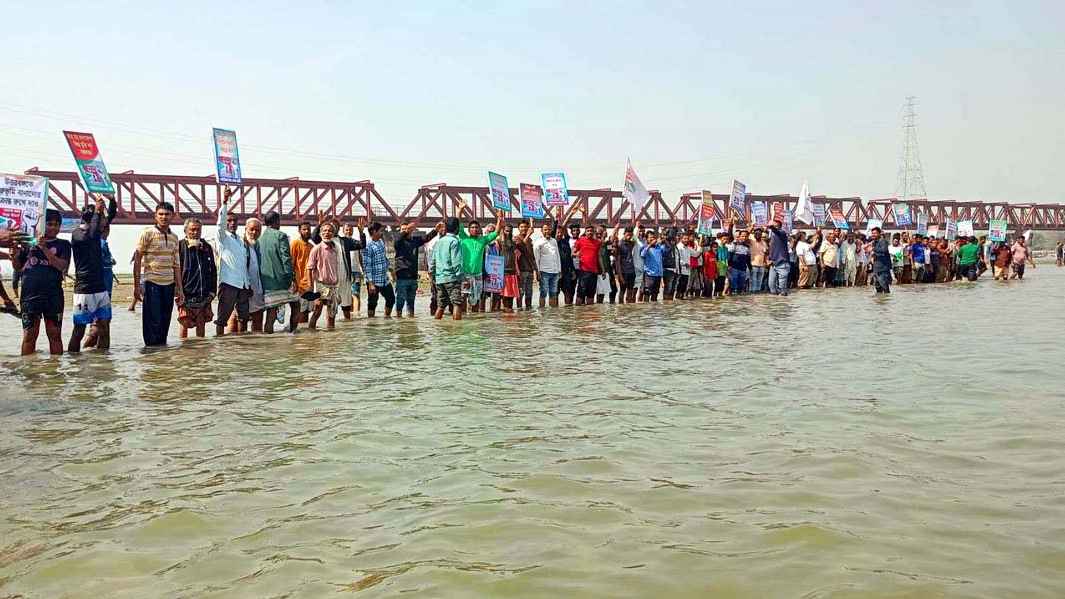 তিস্তার হাঁটু পানিতে নেমে ভারতীয় আগ্রাসনের বিরুদ্ধে প্রতিবাদ