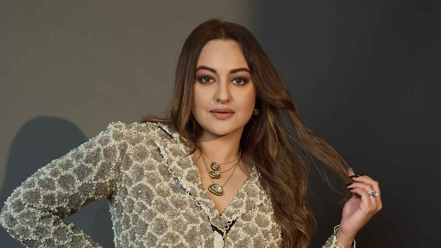 বিদেশ গিয়ে যে কাজটি মন খুলে করেন সোনাক্ষী 