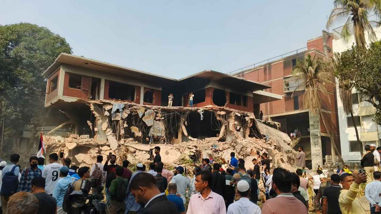 ধানমন্ডি ৩২ এর ইট-রড খুলে নিয়ে যাচ্ছে উৎসুক জনতা