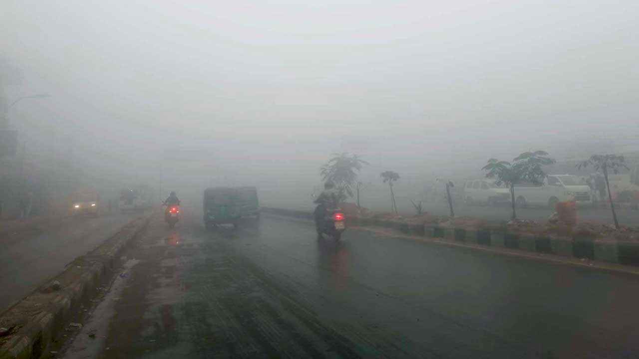 বায়ুদূষণে আজ তৃতীয়, কুয়াশায় আচ্ছন্ন ঢাকার আকাশ