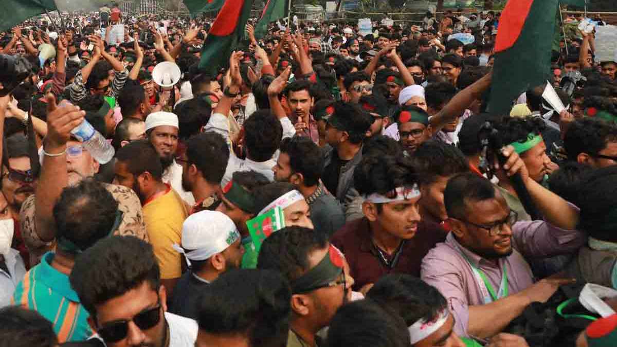 নতুন দলের আত্মপ্রকাশ ঘিরে মানিক মিয়া অ্যাভিনিউয়ে জনস্রোত
