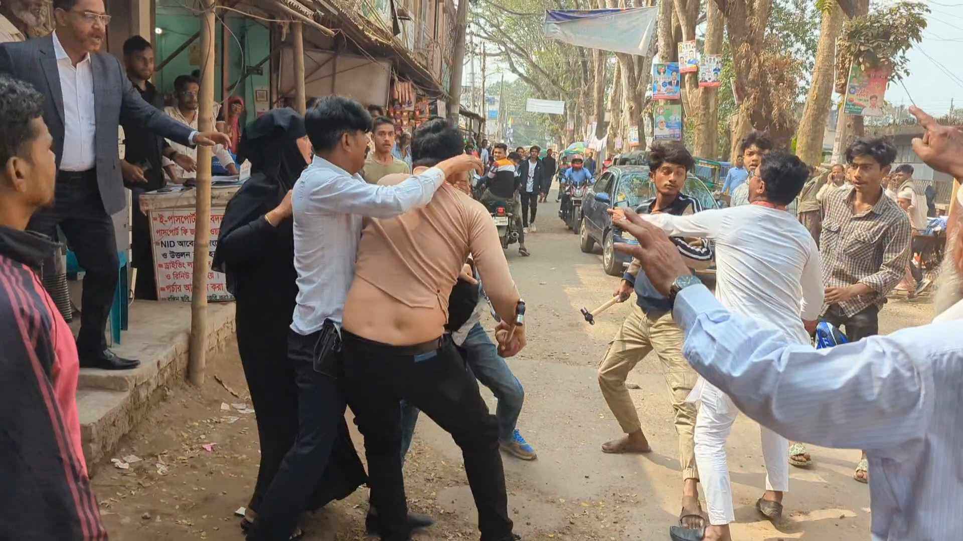 সাংবাদিককে ছুরিকাঘাতে হত্যাচেষ্টা, আহত ৩