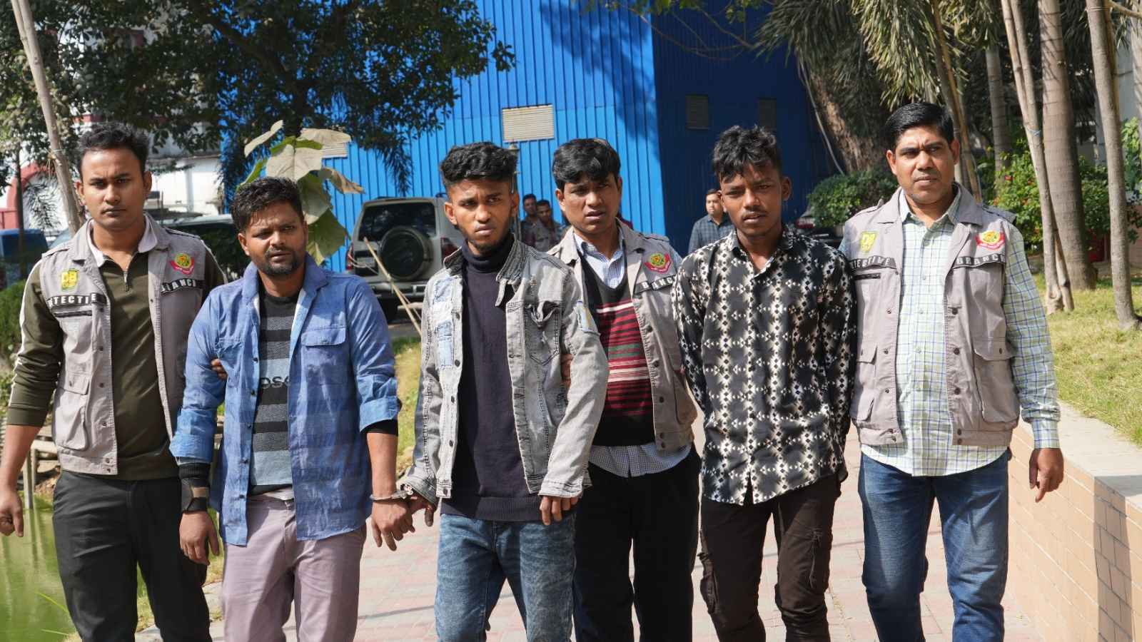 যাত্রাবাড়ীতে অস্ত্র ঠেকিয়ে ছিনতাই: ভিডিওর সূত্র ধরে গ্রেফতার ৩