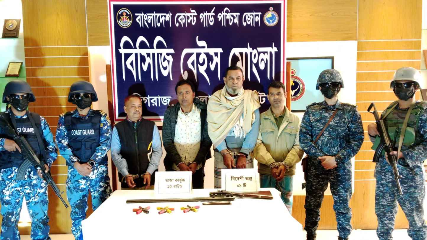 ডেভিল হান্ট: মোংলায় বিদেশি আগ্নেয়াস্ত্র ও গোলাবারুদসহ আটক ৪