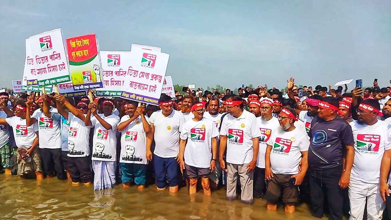 তিস্তার হাঁটু পানিতে নেমে ভারতের বিরুদ্ধে প্রতিবাদ