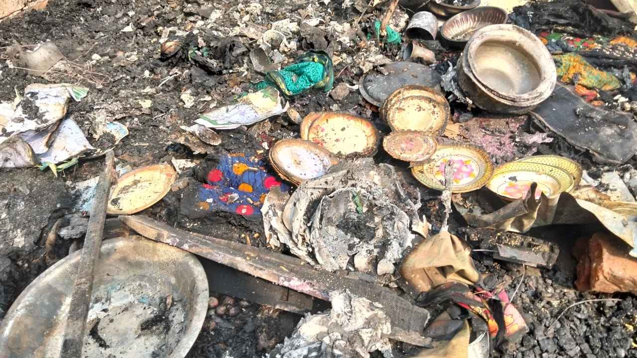 জালালের দোকান-বাড়ি আগুনে পুড়ে ছাই