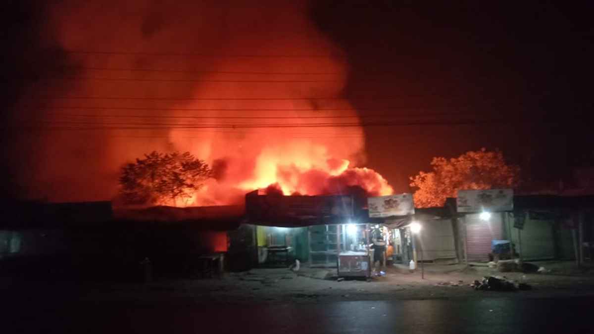 ঝিনাইদহে আগুনে ১২ দোকান পুড়ে ছাই