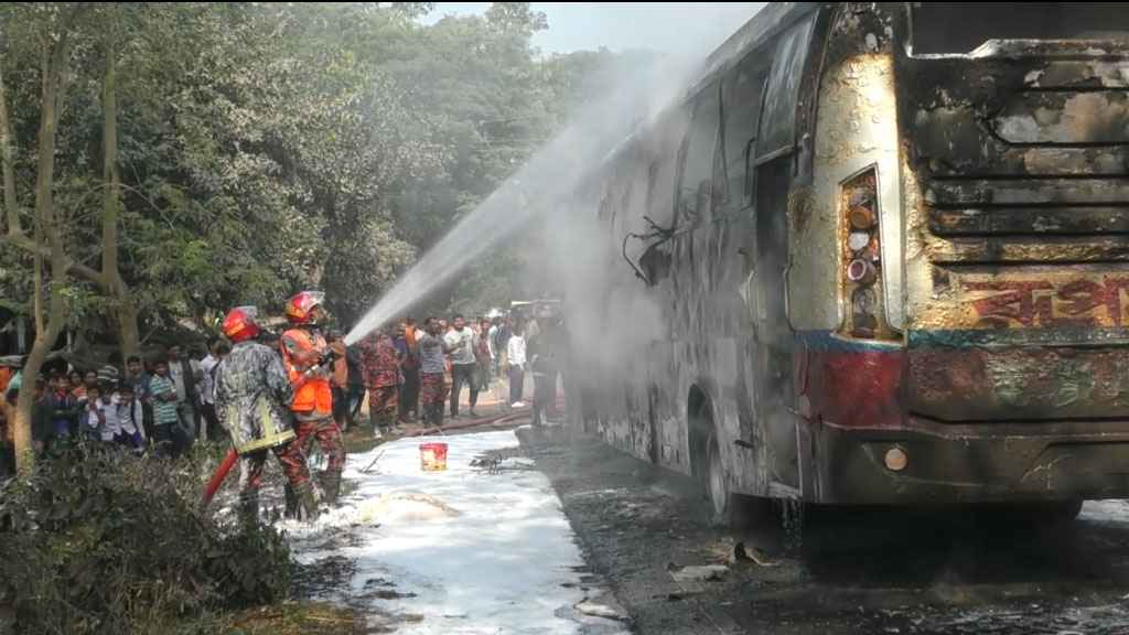 চলন্ত বাসে হঠাৎ আগুন, অল্পে রক্ষা পেলেন অর্ধশত যাত্রী
