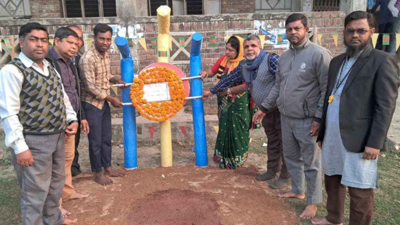 ২১ বছর ধরে কলা গাছের তৈরি শহীদ মিনারে শ্রদ্ধা