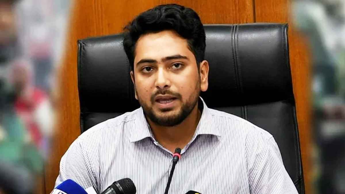 আ.লীগের যারা অপরাধী নন, রাজনীতি করতে চাইলে মতাদর্শ ছাড়তে হবে: নাহিদ