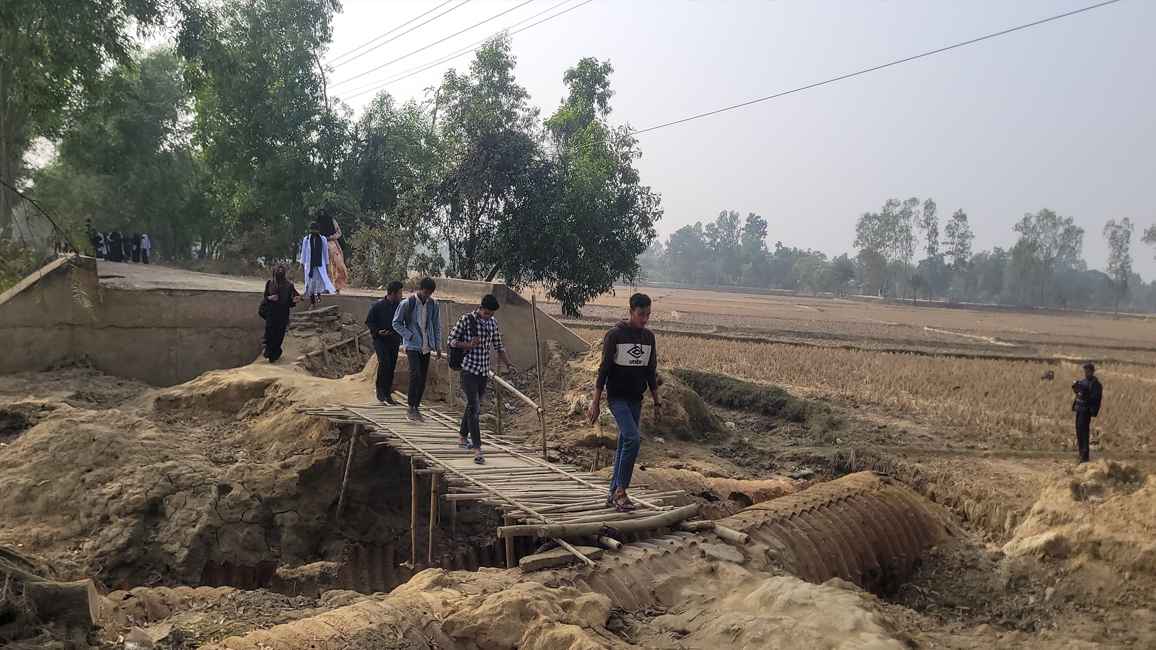 শেরপুরে বন্যায় বিধ্বস্ত সড়কে দুর্ভোগে হাজারো মানুষ