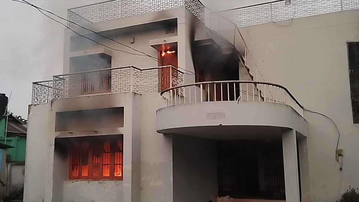 জামালপুরে অভিনেত্রী শাওনের গ্রামের বাড়িতে অগ্নিসংযোগ