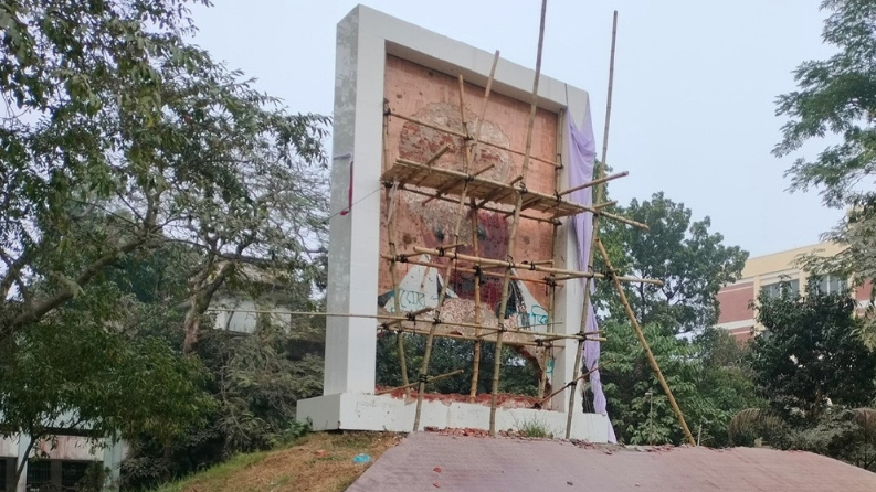 সিলেটে ভাঙা হলো বঙ্গবন্ধুর ম্যুরাল 