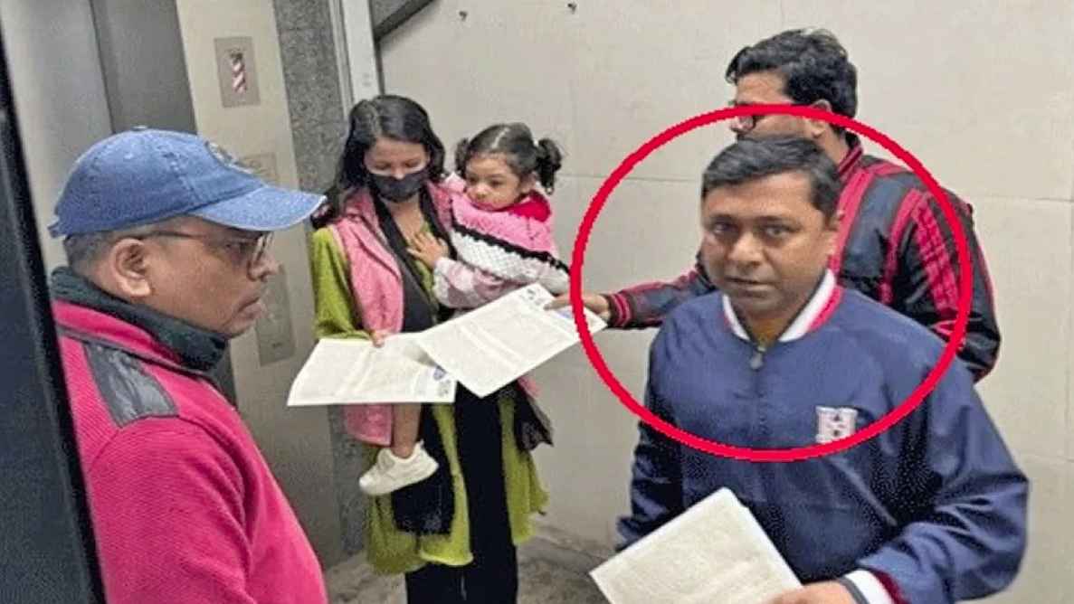 আ.লীগের লিফলেট বিতরণ করা সেই বিসিএস কর্মকর্তা গ্রেফতার