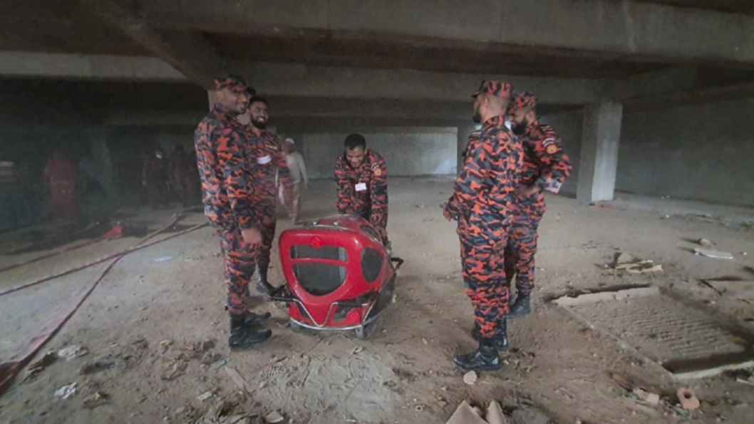 ৩২ নম্বরের সেই ভবনের আন্ডারগ্রাউন্ডের পানি সরাচ্ছে ফায়ার সার্ভিস