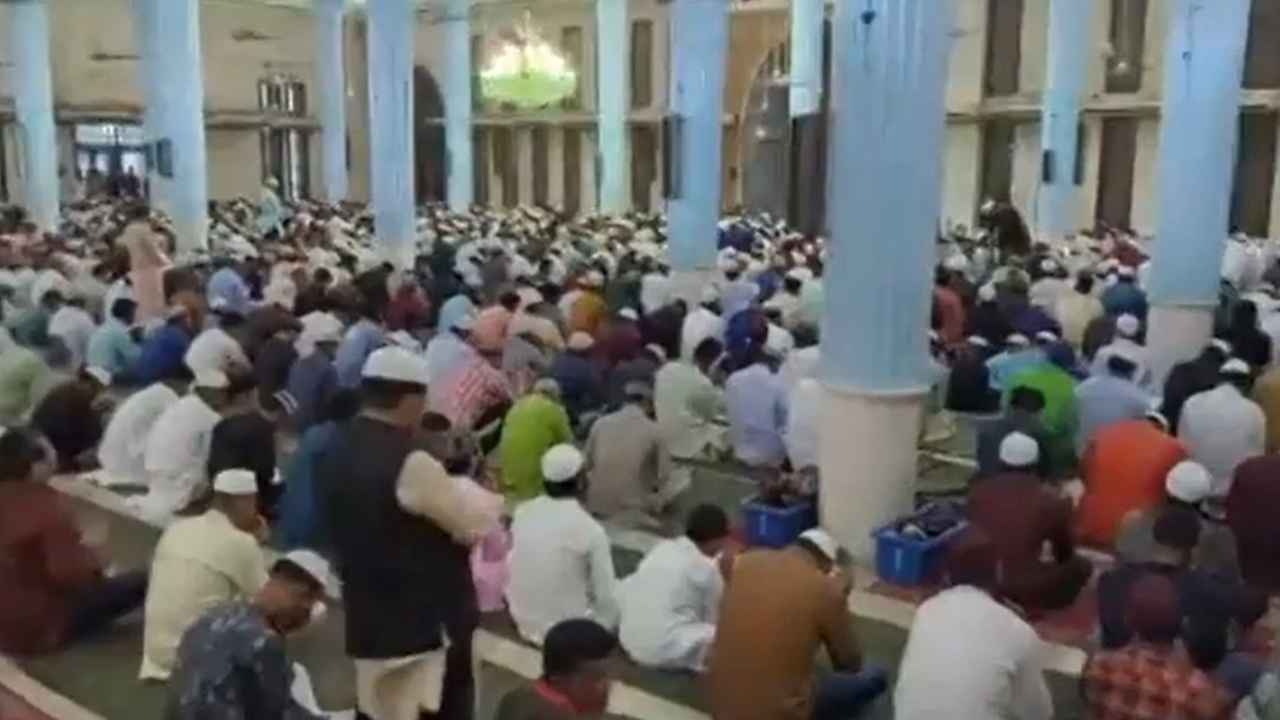 শবে বরাতে মসজিদে মসজিদে ভিড়, ইবাদত-বন্দেগিতে মশগুল মুসল্লিরা