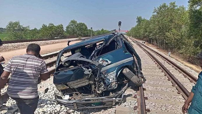 ট্রেনের ধাক্কায় দুমড়ে-মুচড়ে গেল বিয়ের গাড়ি