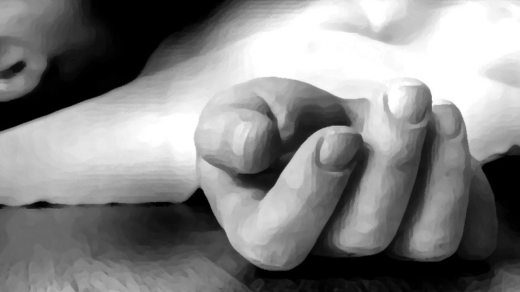 চলন্ত ট্রেনে ওঠার সময় কাটা গেল যাত্রীর হাত