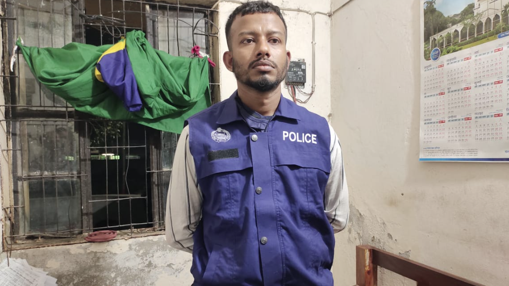জনতার হাতে ভুয়া পুলিশ আটক