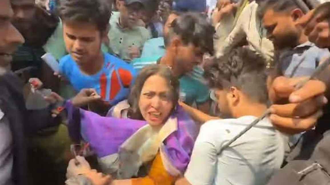 ধানমন্ডি ৩২ নম্বরে জয় বাংলা স্লোগান দিয়ে মার খাচ্ছেন নারীরাও