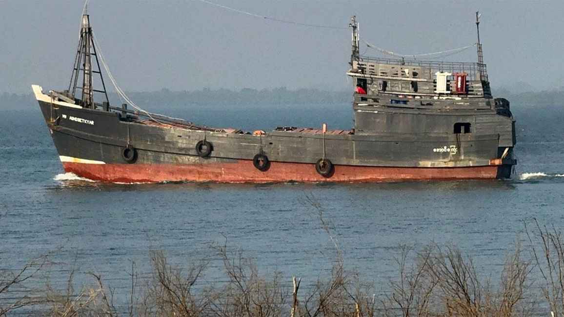 টেকনাফমুখী কাঠভর্তি ট্রলার আটকে রেখেছে আরাকান আর্মি
