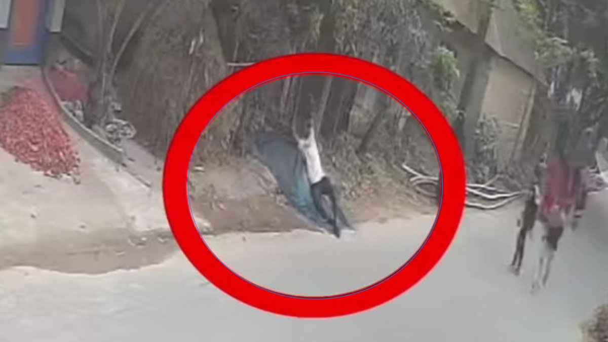 সম্পর্ক ভেঙ্গে দেওয়ায় প্রেমিকার সামনে প্রেমিকের বিষপান