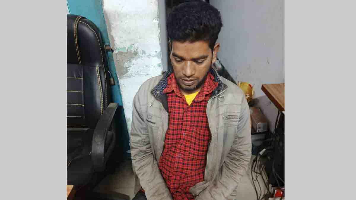 স্ত্রীকে কুপিয়ে হত্যার পর থানায় স্বামীর আত্মসমর্পণ