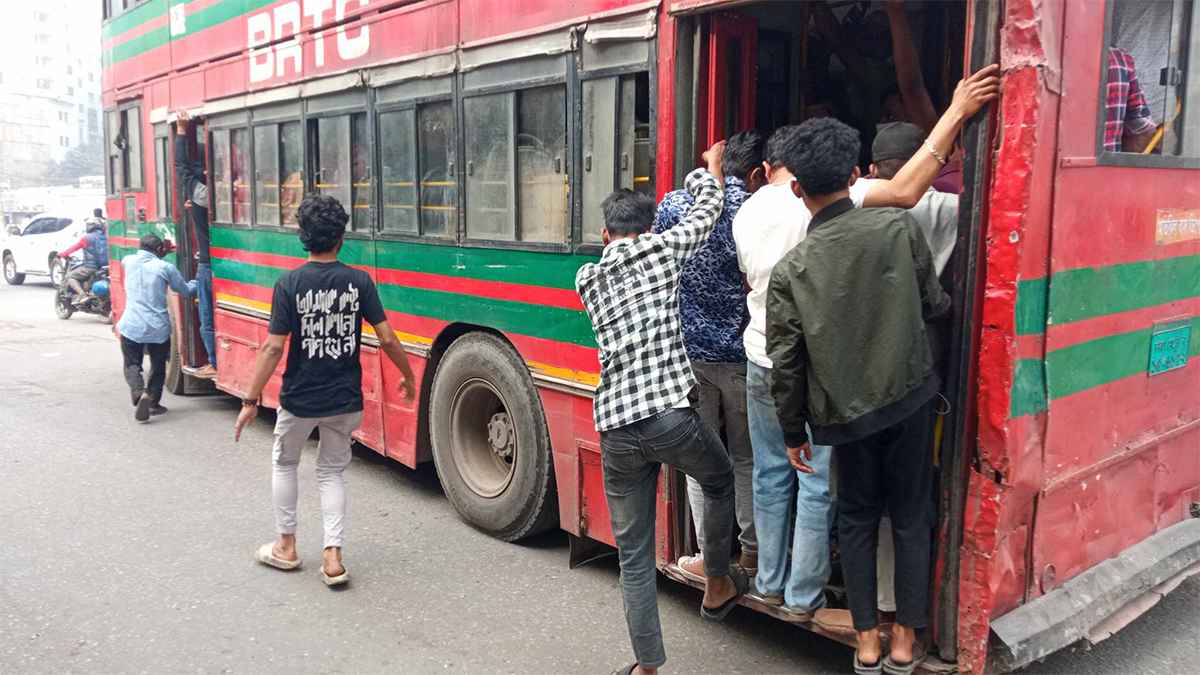 ‘সুযোগ পাইলে বাস মালিকরা আমাগেরে জিম্মি করে’