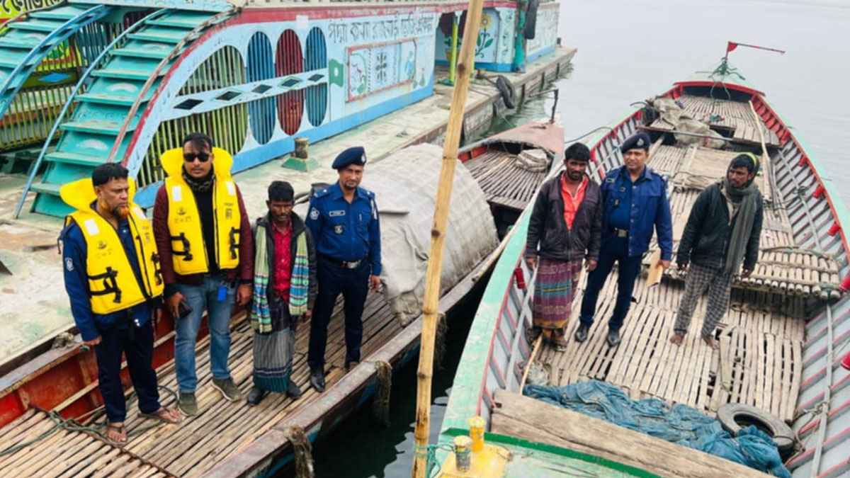 কুয়াশার মধ্যে ট্রলারে যাত্রী পারাপার করায় তিন মাঝি আটক