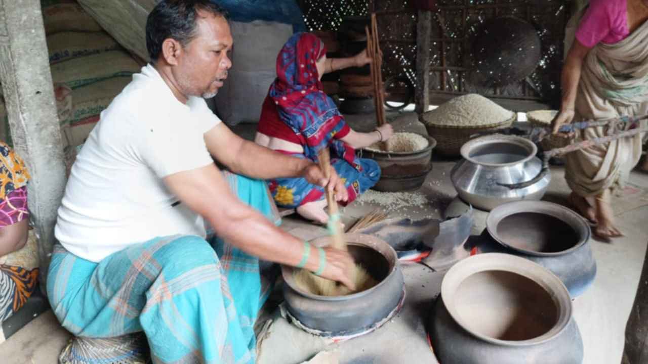 রমজান উপলক্ষ্যে কুমিল্লায় চলছে মুড়ি ভাজার উৎসব