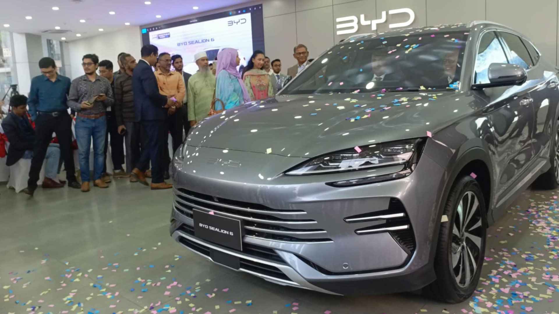 বিওয়াইডি হাইব্রিড ইলেকট্রিক গাড়ি আনল, দাম ৬৩ লাখ