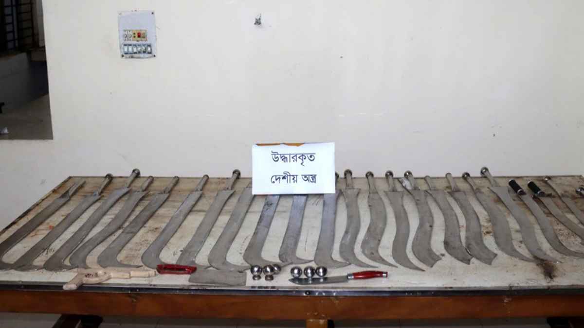 চাঁদপুরে বিপুল পরিমাণ দেশীয় অস্ত্র উদ্ধার