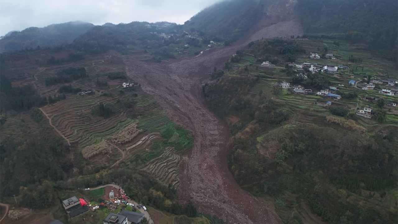 চীনে ভূমিধসে চাপা পড়েছে ১০ বাড়ি, নিখোঁজ অন্তত ৩০