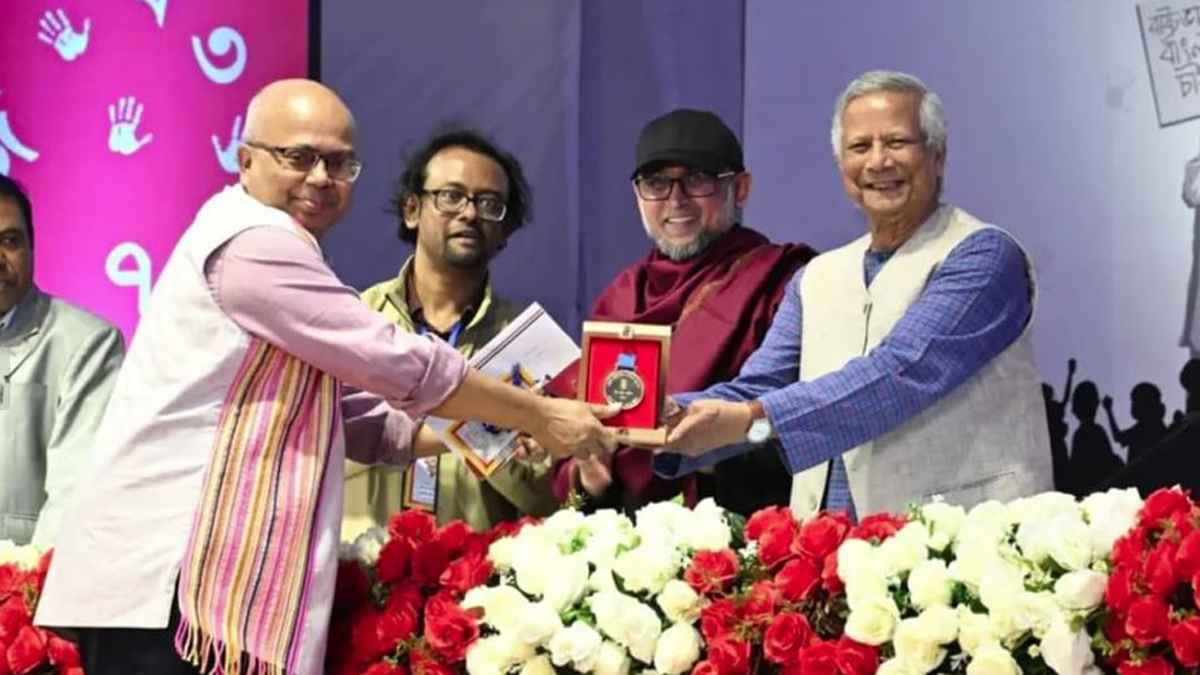 ছাত্র নির্যাতনের প্রতিবাদকারী চবি শিক্ষক পেলেন বাংলা একাডেমি পুরস্কার