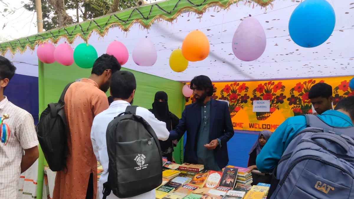 আন্দোলনে নিহত শিক্ষার্থীর স্মরণে বই মেলা