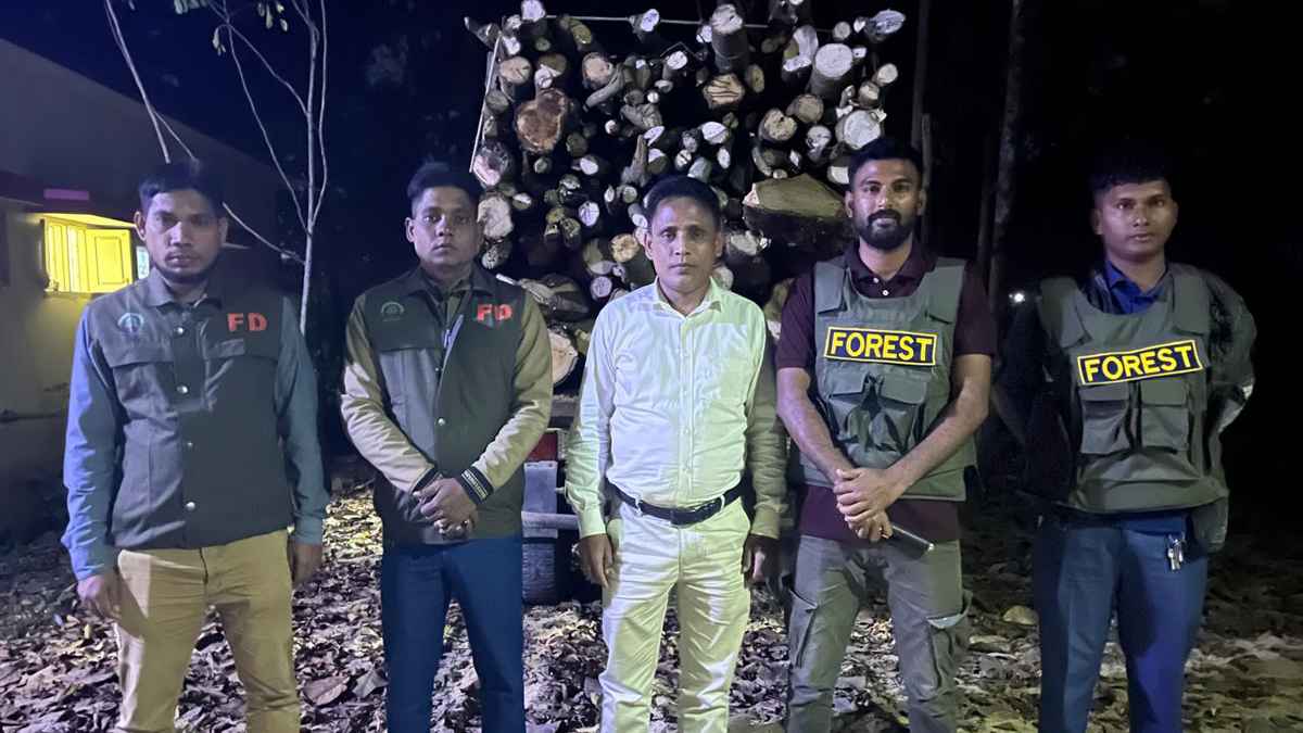উখিয়ায় ১৫০ ঘনফুট জ্বালানি কাঠসহ ট্রাক জব্দ