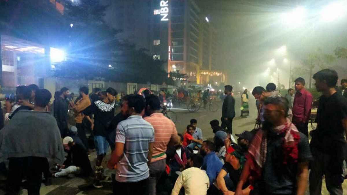 পঙ্গু হাসপাতালের সামনে বৈষম্যবিরোধী আন্দোলনে আহতদের সড়ক অবরোধ