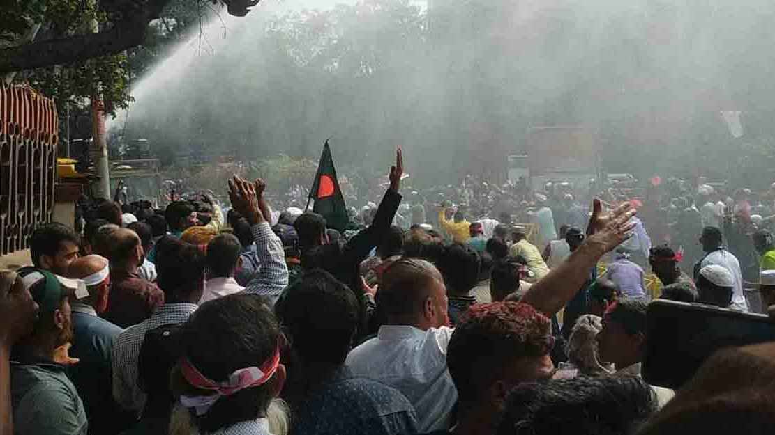 সচিবালয়ে যেতে বাধা, সড়কে বন্ধ করে চাকরিচ্যুত বিডিআর সদস্যদের বিক্ষোভ