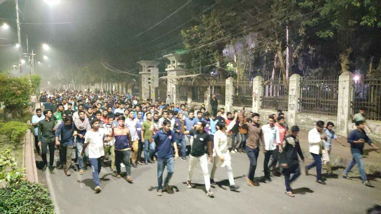 স্বরাষ্ট্র উপদেষ্টার পদত্যাগ দাবিতে মধ্যরাতে ঢাবিতে বিক্ষোভ