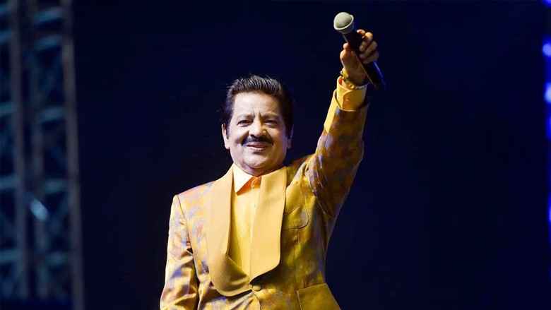 আরও এক নারী ভক্তকে চুম্বন উদিত নারায়ণের