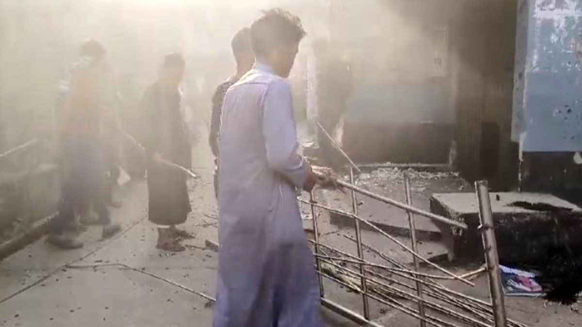 চাঁপাইনবাবগঞ্জের সাবেক এমপি ওদুদের বাড়িতে অগ্নিসংযোগ