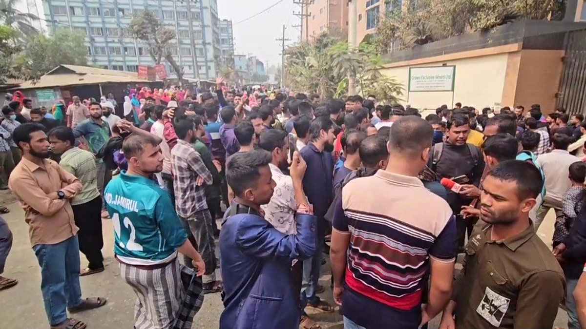 গাজীপুরে শ্রমিকদের বিক্ষোভ, সড়ক অবরোধ