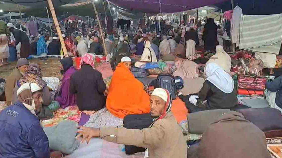 ইজতেমায় জিকিরে মশগুল মুসল্লিরা, আখেরি মোনাজাত কাল