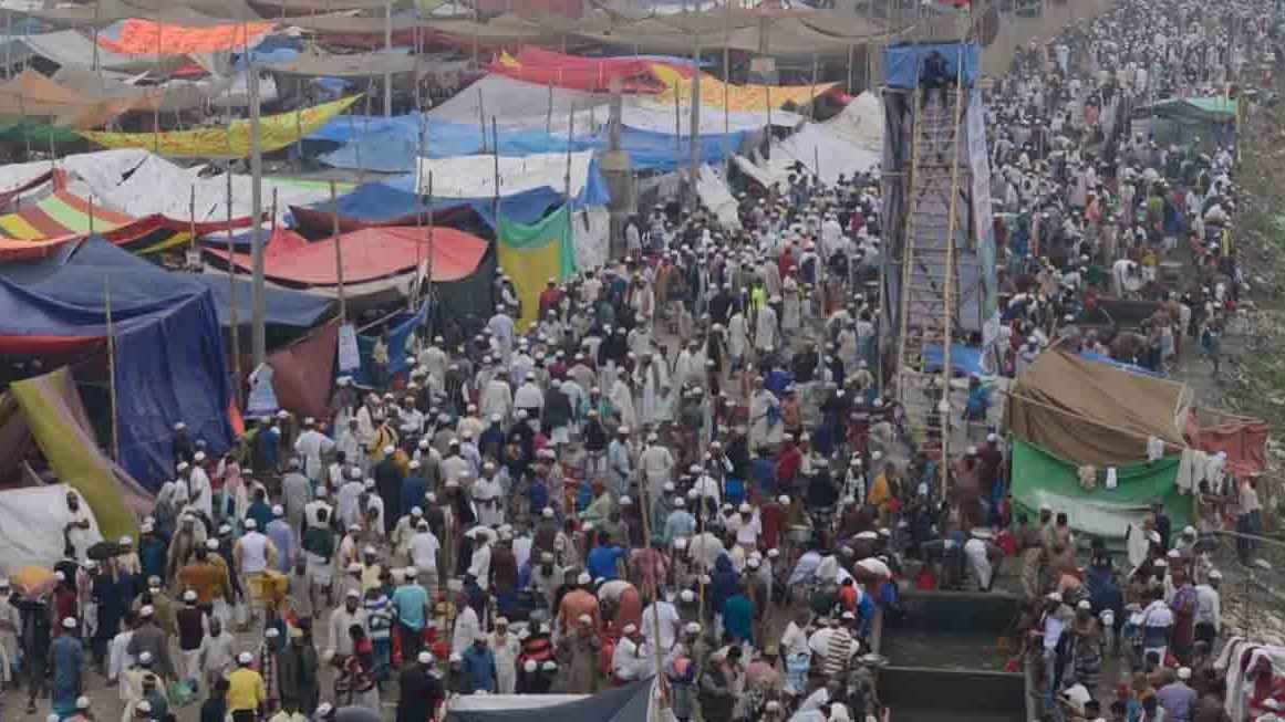 আখেরি মোনাজাত চলাকালে নিচে পড়ল ড্রোন, আতঙ্কে ছোটাছুটিতে আহত অর্ধশত