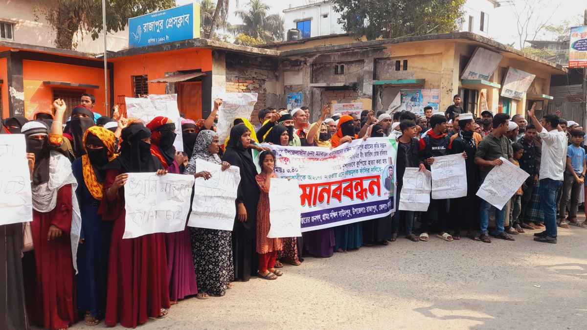 রাজমিস্ত্রীকে কুপিয়ে হত্যা, খুনিদের ফাঁসির দাবিতে মানববন্ধন