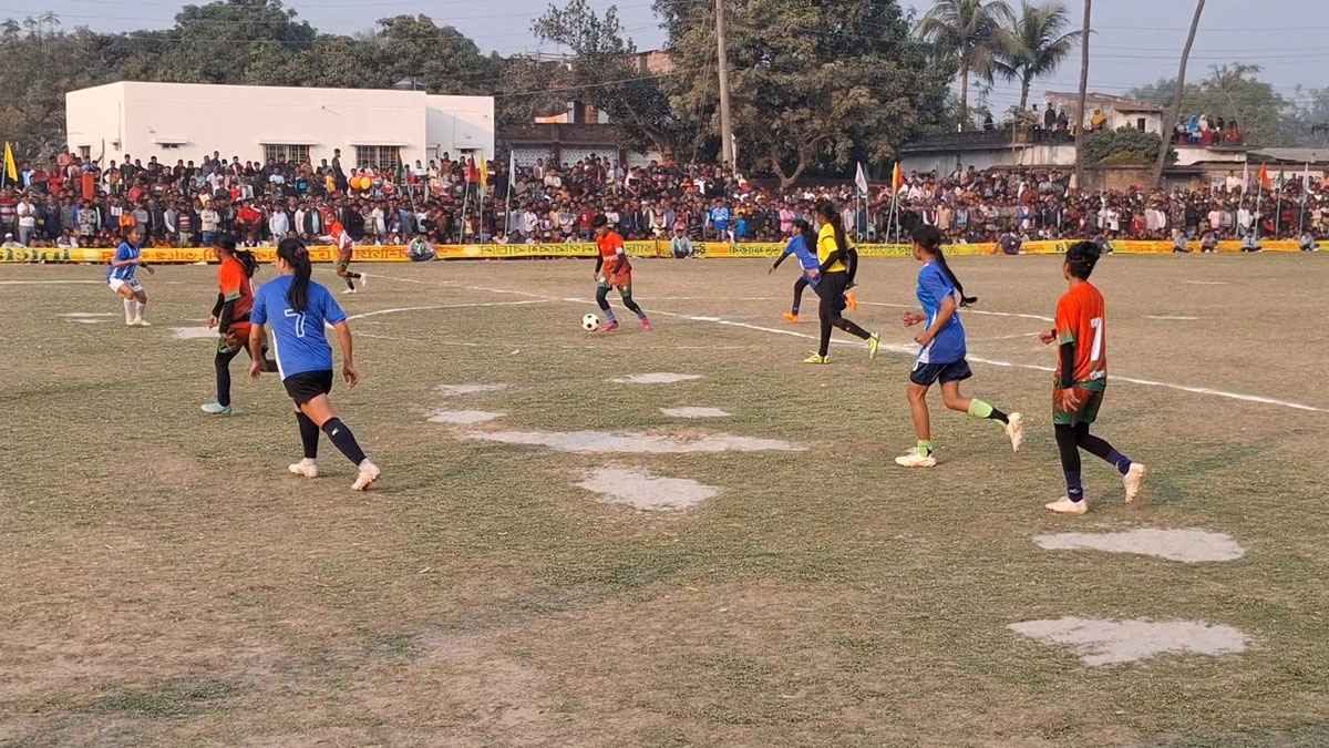 জয়পুরহাটে নারী ফুটবল খেলা: প্রতিবন্ধকতা পেরিয়ে জয়