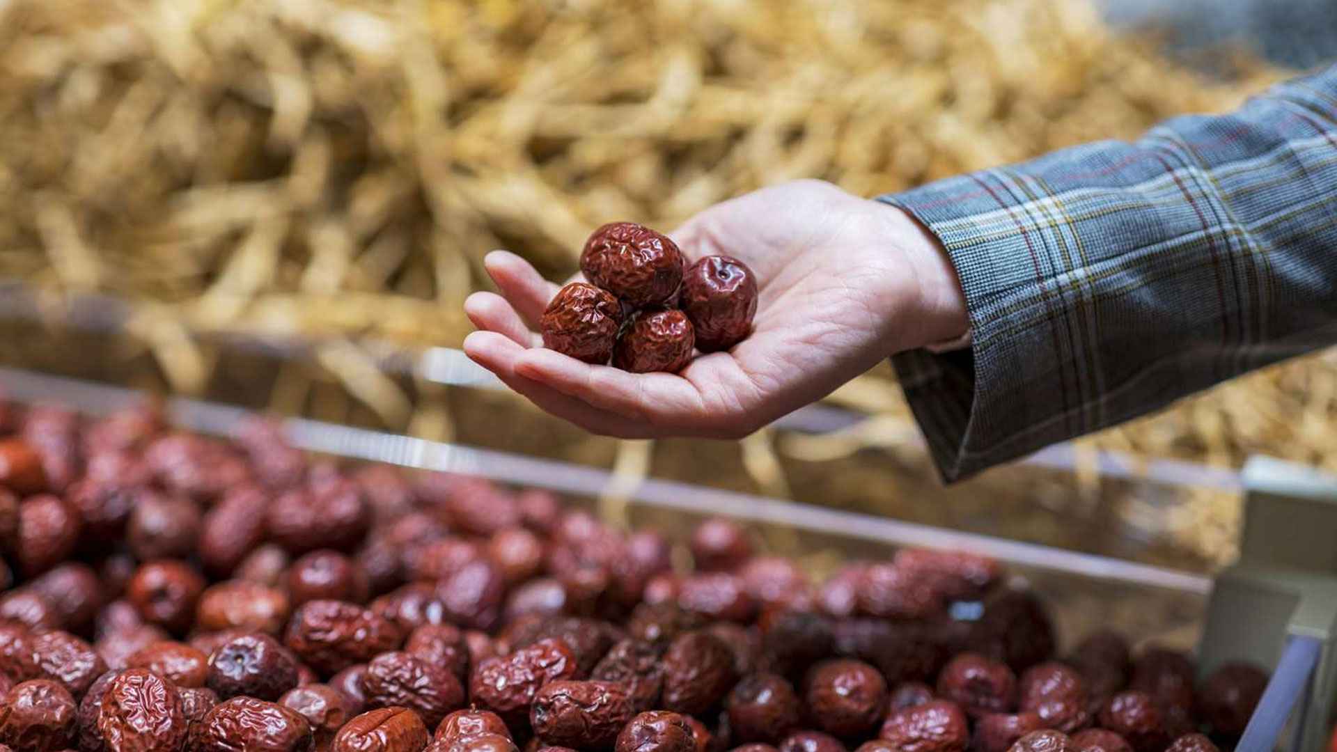 খেজুর ভেবে জুজুবি ফল কিনে ঠকছেন না তো?